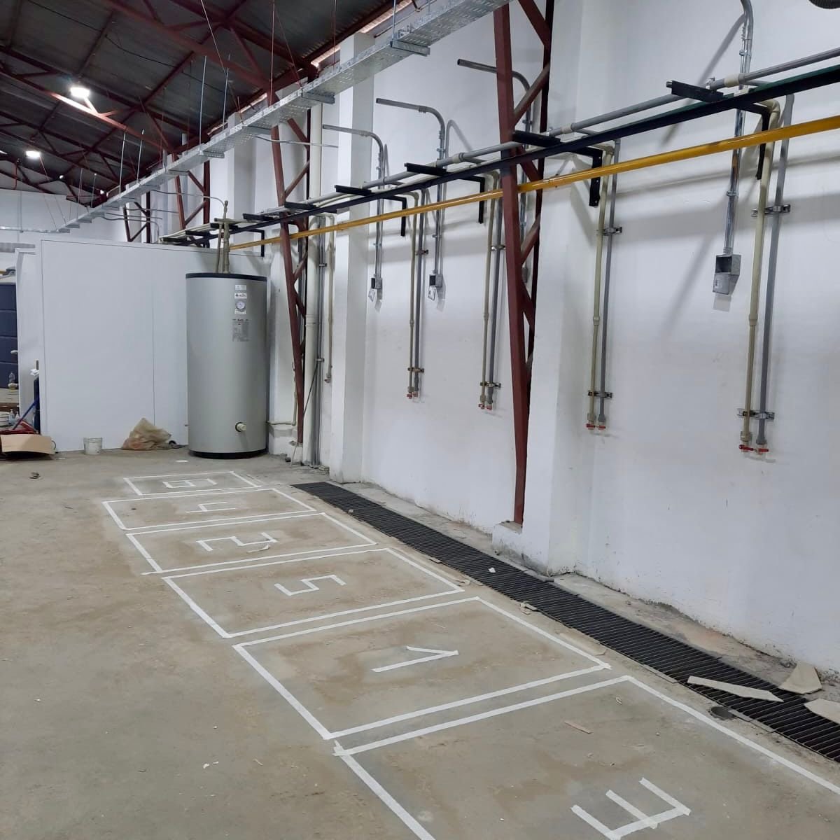 Estanque acumulador y red de gas en nave industrial
