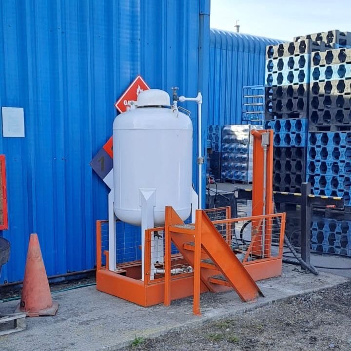 Estanque de gas en faena industrial